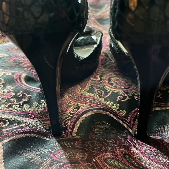 BCBG Peep Toe Pumps. Size 8.5! Color black. Leather upper! 4 inch heel! - Picture 5 of 11